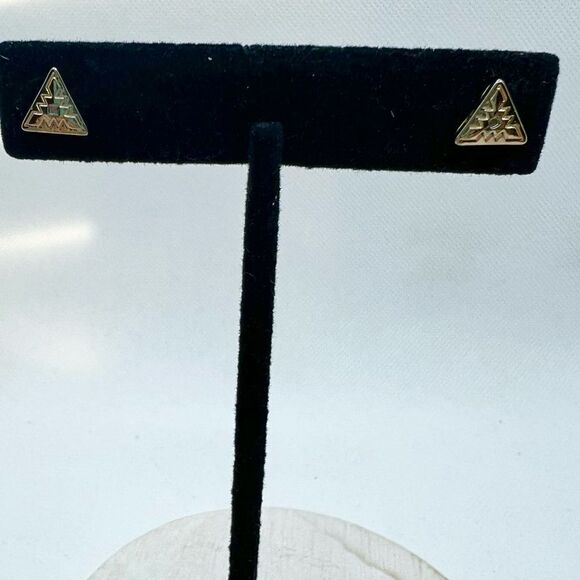 🍭4/$20 Gold tone textured pyramid small post earring - Picture 1 of 4